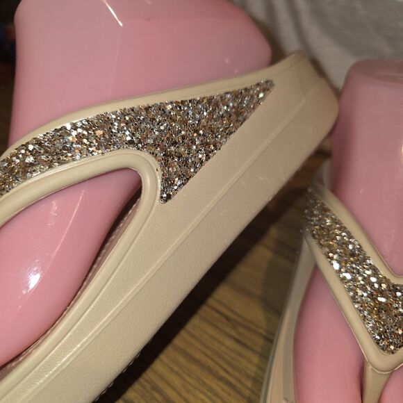 CROCS SLOANE NWOT Sz 8 Chai/Gold Glitter Flip Flop Platform Slide On Sandals - Picture 3 of 8